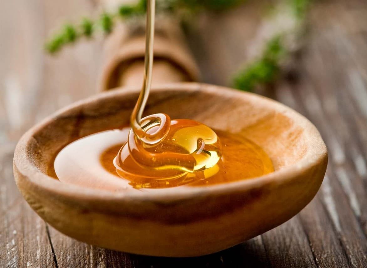Lý do là bởi mật ong Manuka chưa đi qua bất cứ quy trình xử lý nào, nên vẫn còn chứa phấn hoa và keo ong. Nguồn ảnh: Getty Image.