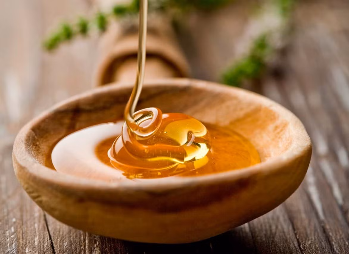 Lý do là bởi mật ong Manuka chưa đi qua bất cứ quy trình xử lý nào, nên vẫn còn chứa phấn hoa và keo ong. Nguồn ảnh: Getty Image.