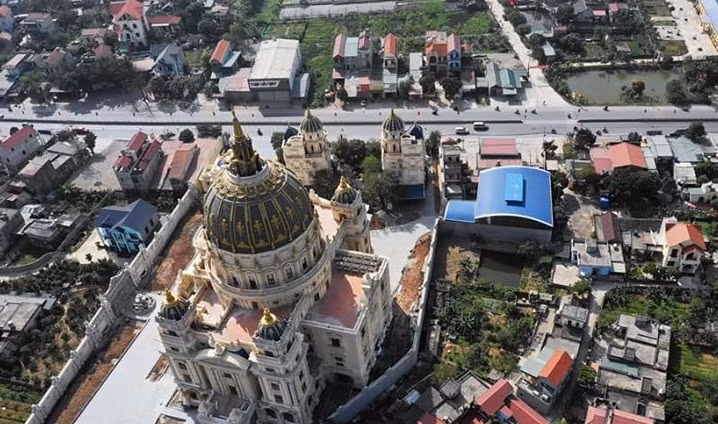 Lâu đài nằm trên khu đất rộng 2.000m2, mặt tiền dài 60m.