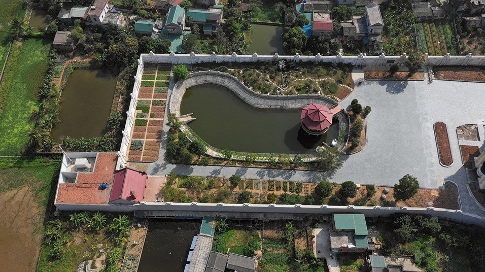 Bên dưới là tầng ngầm chia thành 3 khu. Một khu để xe rộng 700 m2 chứa 30 ô tô, một khu để xe khác rộng 500 m2 chứa được 20 ô tô và một khán phòng dành cho việc biểu diễn ca nhạc.