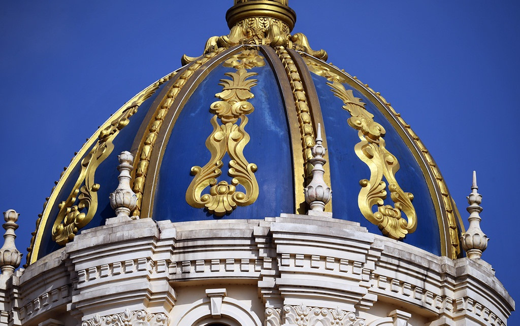 Trên cùng là kiến trúc mái vòm độc đáo.