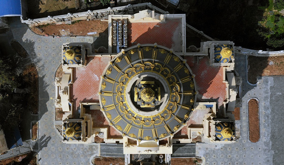 Vị đại gia được cho là đã bỏ ra khoảng 300 đến 400 tỷ đồng để hiện thực hóa ước mơ sống trong một tòa lâu đài phương Tây.