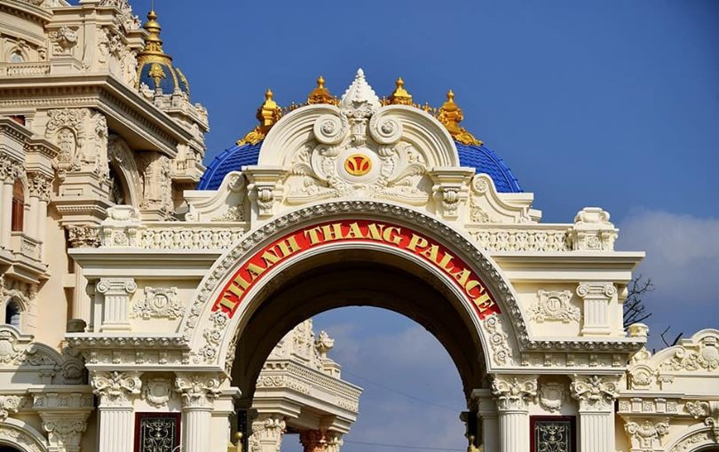  Tòa nhà chính cao 6 tầng và có diện tích 1.700 m2.