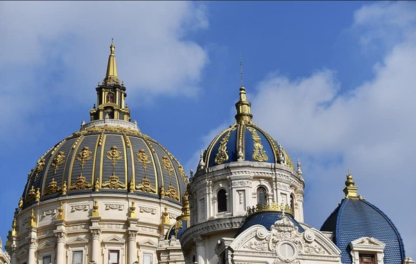 Dù nội thất chưa hoàn thành nhưng mặt ngoài của tòa nhà cực kỳ xa hoa và lộng lẫy.