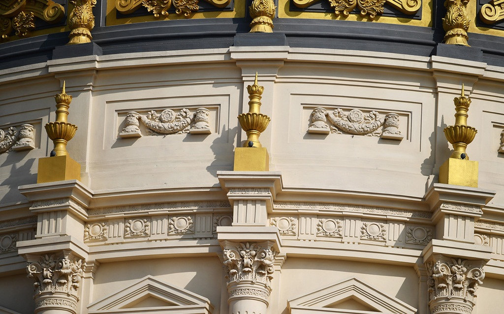 Ngoài ra, công trình còn có nhiều phần được ốp đá Tây Ba Nha. Nguồn ảnh: Zing.