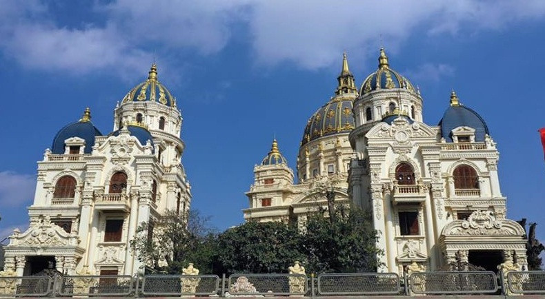 Ước tính, tòa lâu đài ngốn khoảng 1.000 tấn sắt, 4.000-5.000 tấn xi măng và hàng chục ngàn tấn cát và gạch.