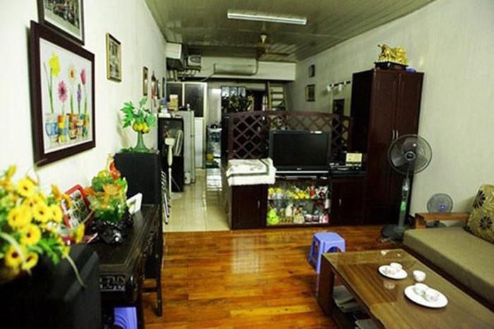 Nằm trên gác hai một khu tập thể cũ, căn nhà có phòng khách thông với phòng bếp và phòng ăn. Ảnh: Khám phá.