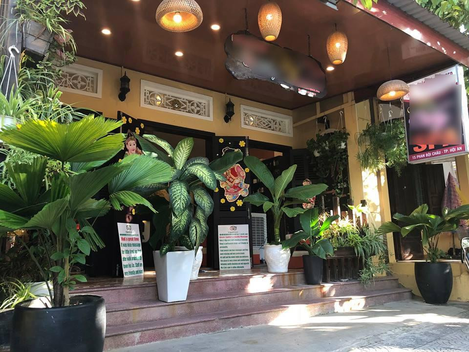 Bên ngoài nhà sơn màu vàng, cửa đều bằng gỗ, treo đèn, lát gạch men nhỏ kiểu xưa, biển hiệu bằng gỗ... rất mộc mạc dân dã. Ảnh: Khám phá.