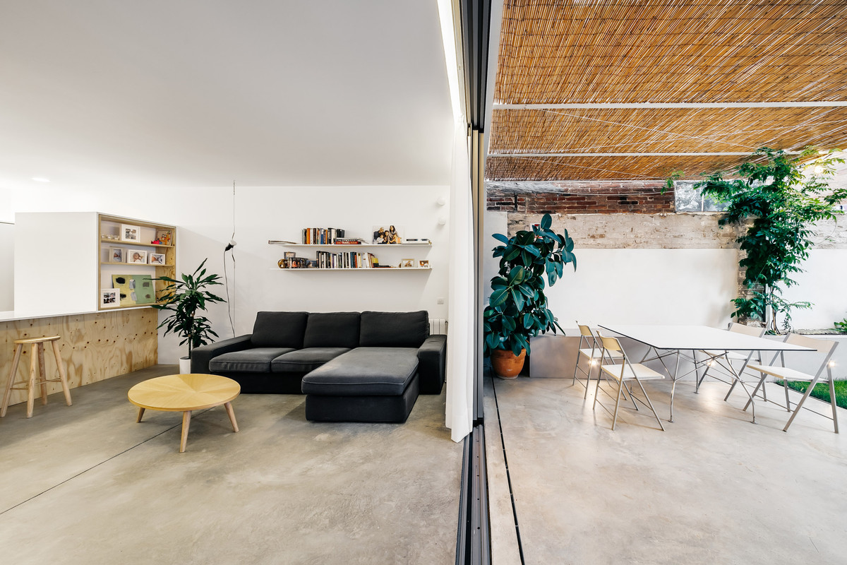 Phòng khách đơn giản nhưng thoáng mát.