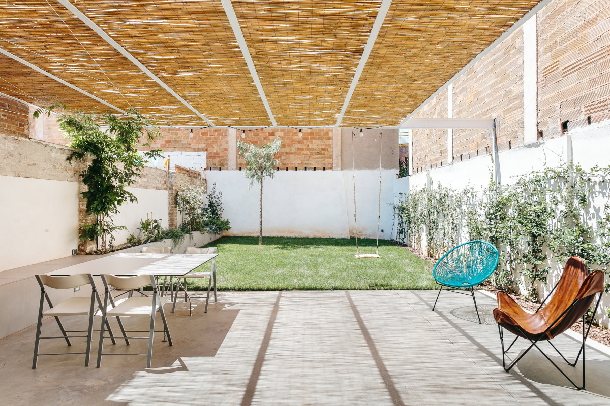 Cửa chớp gỗ và các tấm rèm gỗ được sử dụng ngoài vừa giúp che nắng vừa như một điểm nhấn đặc sắc của ngôi nhà.