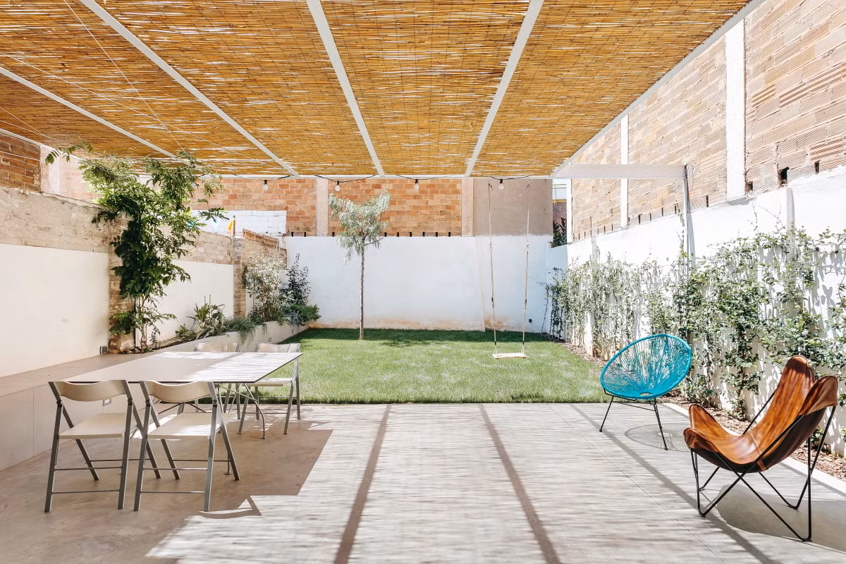 Cửa chớp gỗ và các tấm rèm gỗ được sử dụng ngoài vừa giúp che nắng vừa như một điểm nhấn đặc sắc của ngôi nhà.