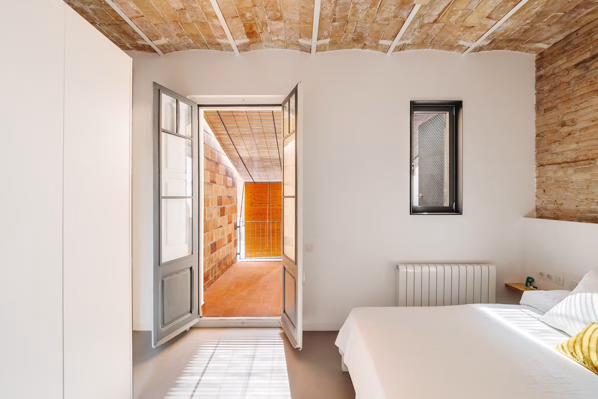 Phòng ngủ với trần gạch nung cổ điển.