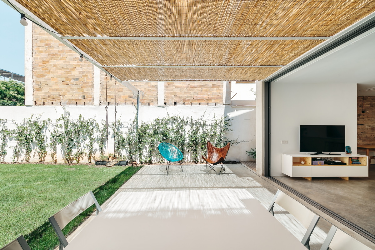 Ngôi nhà 3 tầng với 1 sân thượng đáp ứng đủ nhu cầu sinh hoạt cho gia đình trẻ gồm 5 người.