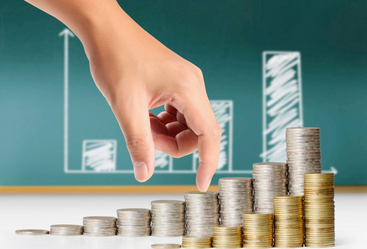 Chia sẻ trên CNBC, ông cho nói rằng việc giảm bớt một cốc cà phê giá 5 USD là một điểm khởi đầu tốt cho việc tiết kiệm hơn là cố gắng để từ bỏ xe sang.