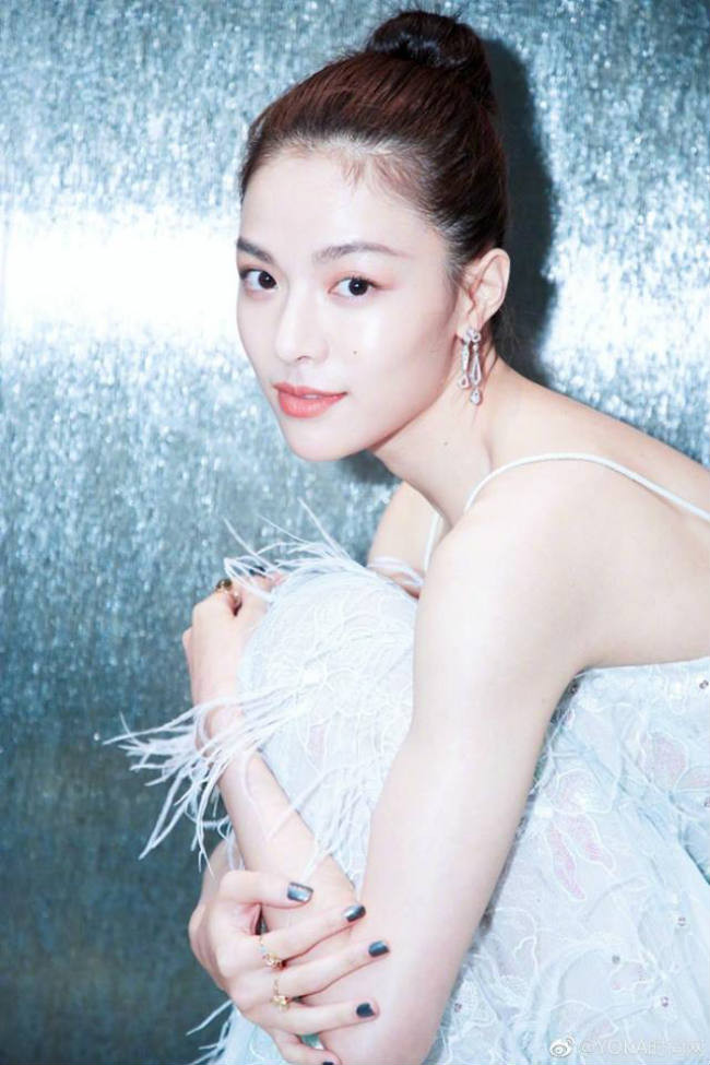 Và chăm chỉ cấp ẩm cho làn da. Chung Sở Hy từng bật mí, cô rất lười uống nước nên bù lại cô thường xuyên đắp mặt nạ để làn da luôn mịn màng, căng mịn.