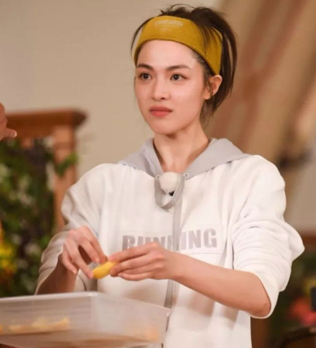 Một trong những bí quyết độc đáo để duy trì nhan sắc "vạn người mê" của Chung Sở Hy đó chính là ăn 30 lát chanh tươi mỗi ngày. Theo người đẹp 26 tuổi này, cô ăn chanh tươi để cung cấp Vitamin C cho da, giúp da trắng khỏe, hồng hào.