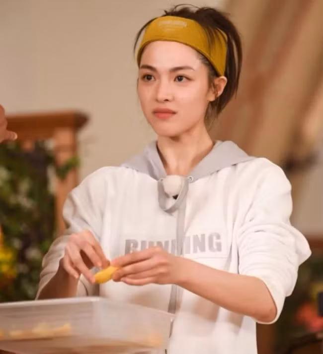 Một trong những bí quyết độc đáo để duy trì nhan sắc "vạn người mê" của Chung Sở Hy đó chính là ăn 30 lát chanh tươi mỗi ngày. Theo người đẹp 26 tuổi này, cô ăn chanh tươi để cung cấp Vitamin C cho da, giúp da trắng khỏe, hồng hào.