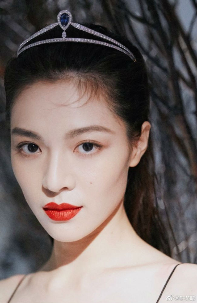 Cô may mắn được trời phú cho một vẻ đẹp trong trẻo, hút hồn với gương mặt thanh thoát, mũi cao, đôi mắt có hồn và đặc biệt là làn da trắng sáng.