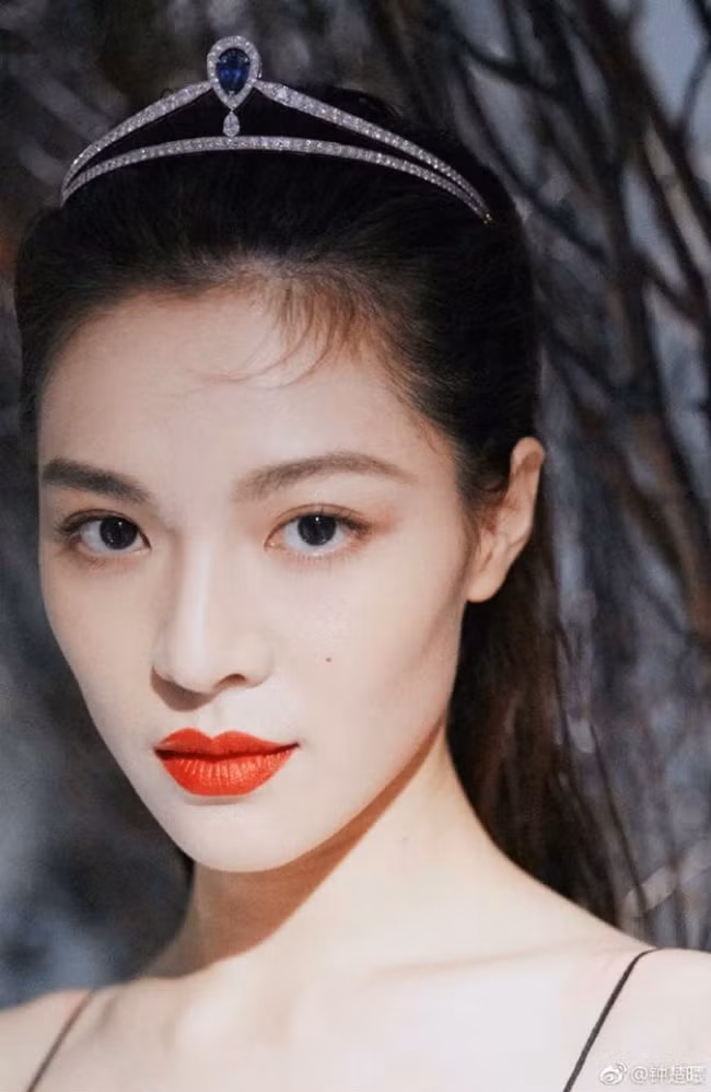 Cô may mắn được trời phú cho một vẻ đẹp trong trẻo, hút hồn với gương mặt thanh thoát, mũi cao, đôi mắt có hồn và đặc biệt là làn da trắng sáng.