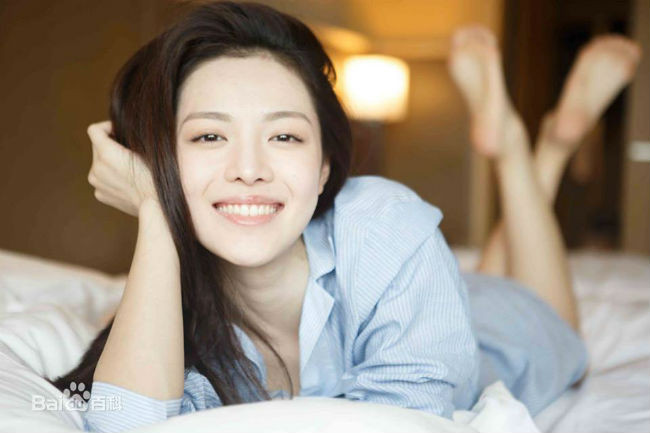 Bí quyết của cô đó chính là tẩy trang mỗi ngày. Dù là người chuộng phong cách tự nhiên, ít khi trang điểm nhưng người đẹp vẫn duy trì tẩy trang, làm sạch da như một thói quen cần thiết.