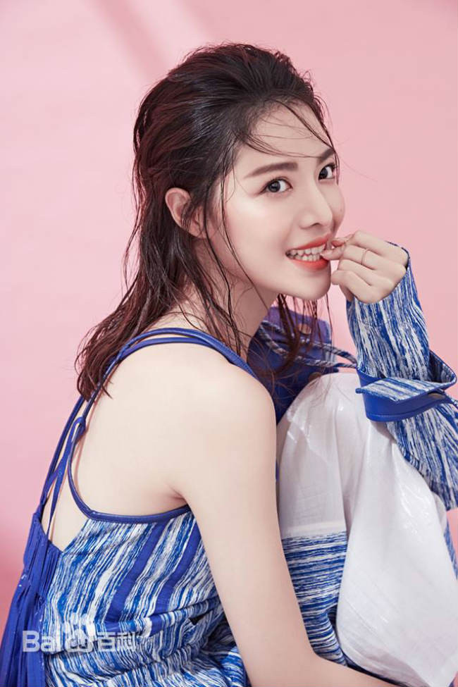 Giai nhan khuynh thanh moi cua Thanh Long nho dau ma co lan da trang non?