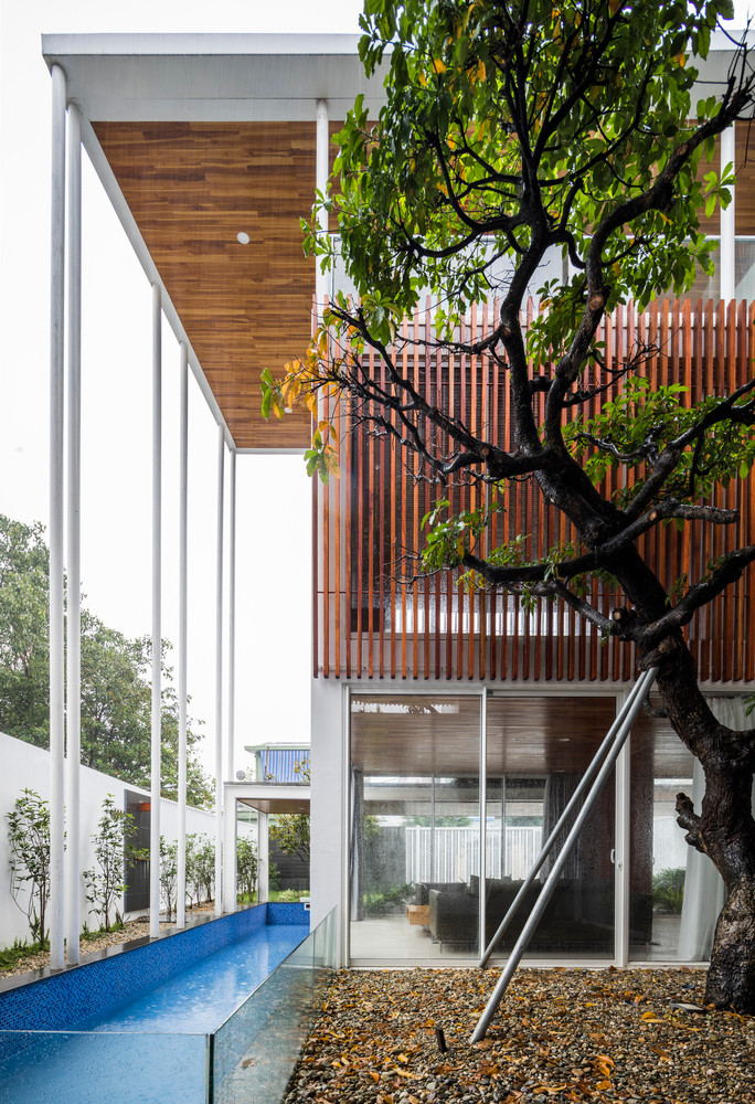 Mùa hè nơi đây thì nắng gắt và mùa đông thì mưa dai dẳng. Vì vậy, gia chủ muốn được sống trong không gian chan hòa thiên nhiên và tạo sự kết nối giữa các thành viên trong gia đình.