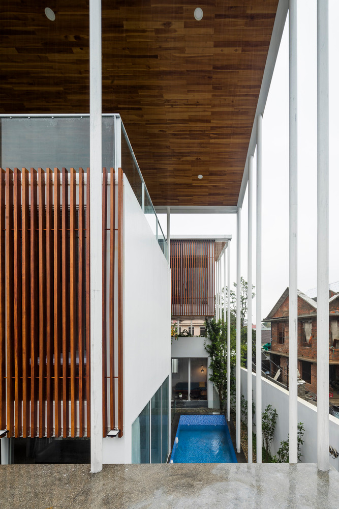 Bể bơi bố trí bên sườn nhà giúp điều hòa không khí.