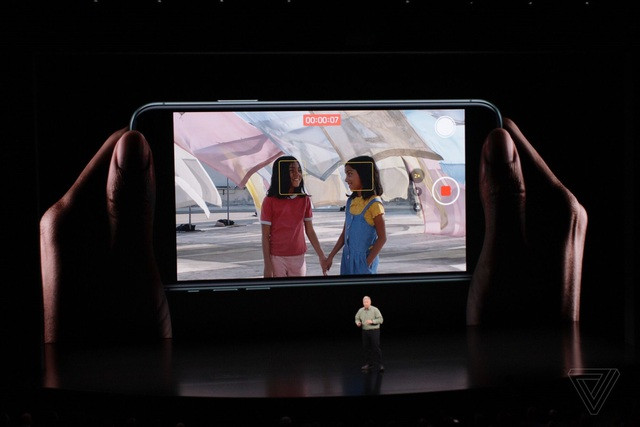 Đặc biệt, người dùng có thể chụp ảnh hoặc quay phim đồng thời bằng 2 ống kính trên iPhone.