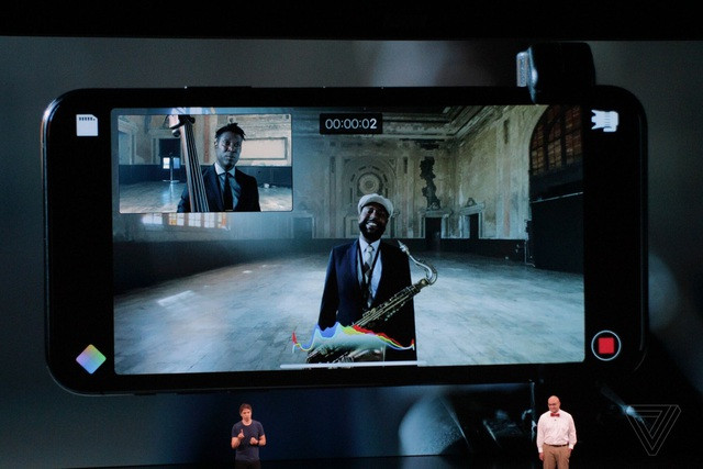 Camera trước trên bộ đôi iPhone 11 Pro và 11 Pro Max được Apple đặt cho tên gọi “SF Camera”. Người dùng có thể kết hợp giữa camera trước và camera góc rộng trên sản phẩm để chụp ảnh và quay video đồng thời cả ở hai phía. Nguồn ảnh: Theverge.