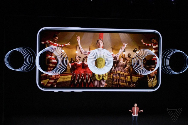 Không có quá nhiều khác biệt so với người tiền nhiệm XR, iPhone 11 vẫn sở hữu màn hình LCD Retina 6.1 inch thiết kế tai thỏ và vỏ ngoài bằng nhôm với 6 màu sắc có thể lựa chọn: bạc, xanh lá, vàng, trắng, đen và đỏ.