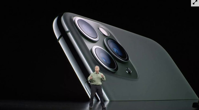 Cả 3 camera đều có độ phân giải 12 megapixel, trong đó camera chính có khẩu độ f/1.8, camera tele có khẩu độ f/2.4 và camera góc siêu rộng có khẩu độ f/2.0. Sản phẩm hỗ trợ zoom quang học 2x.