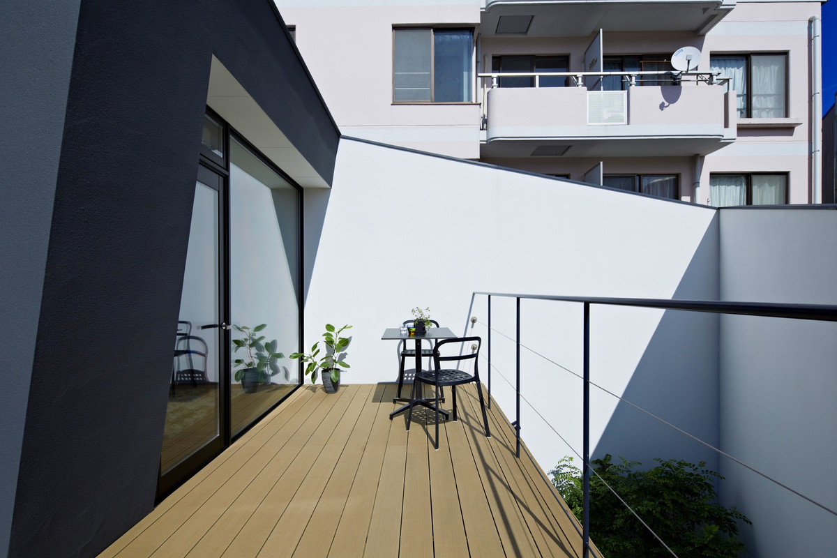 Mặt tiền đóng kín cùng mái nhà, trần nghiêng hay vị trí khe kính trên tường tuy mở nhưng vẫn đảm bảo tối đa sự riêng tư.