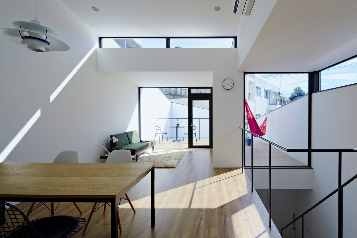 Ngoài ra, một phần tường được thay thế bằng khoảng kính chạy dài giúp chắt chiu ánh sáng vào bên trong.