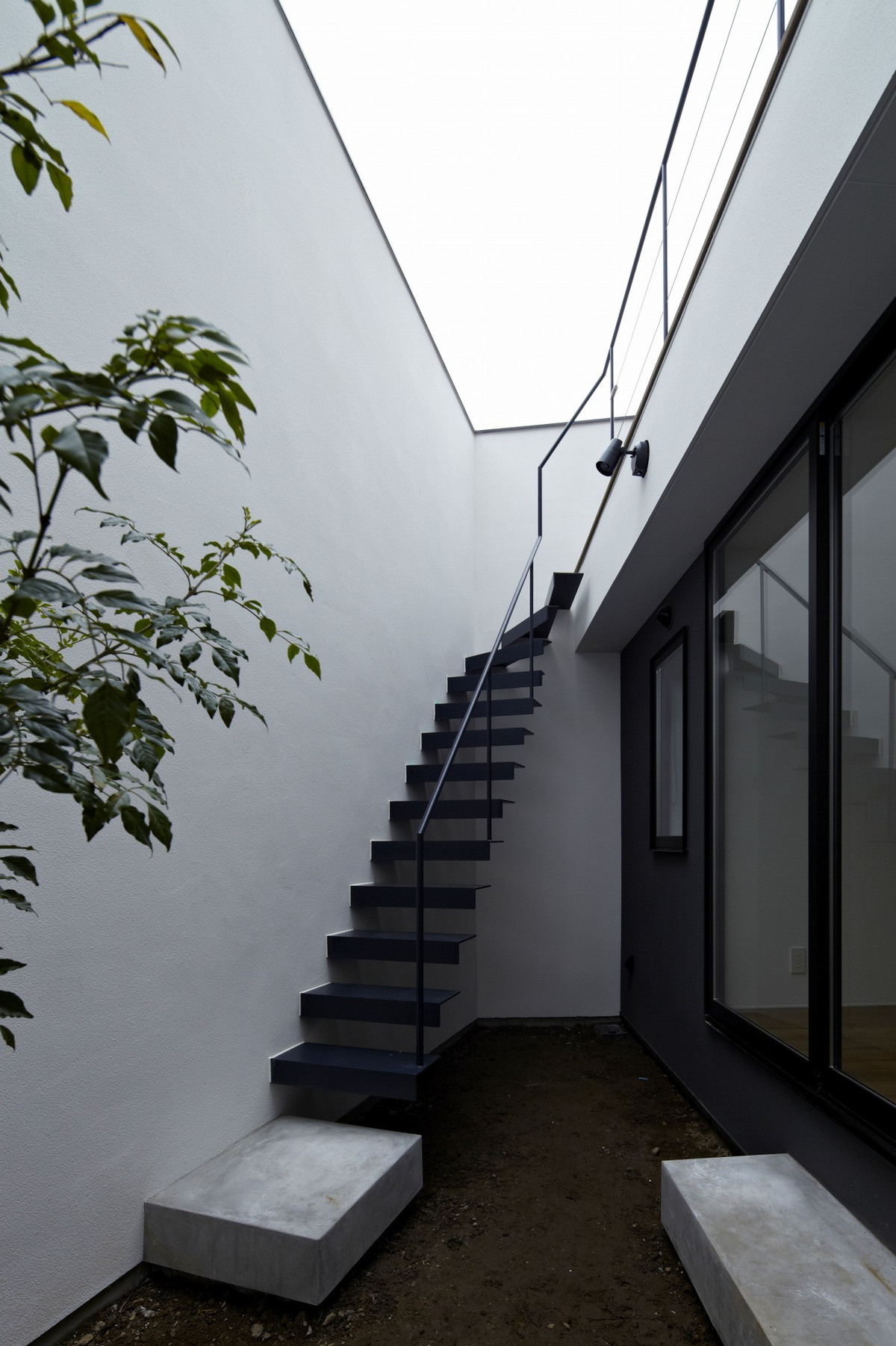 Cầu thang dẫn lên sân thượng.