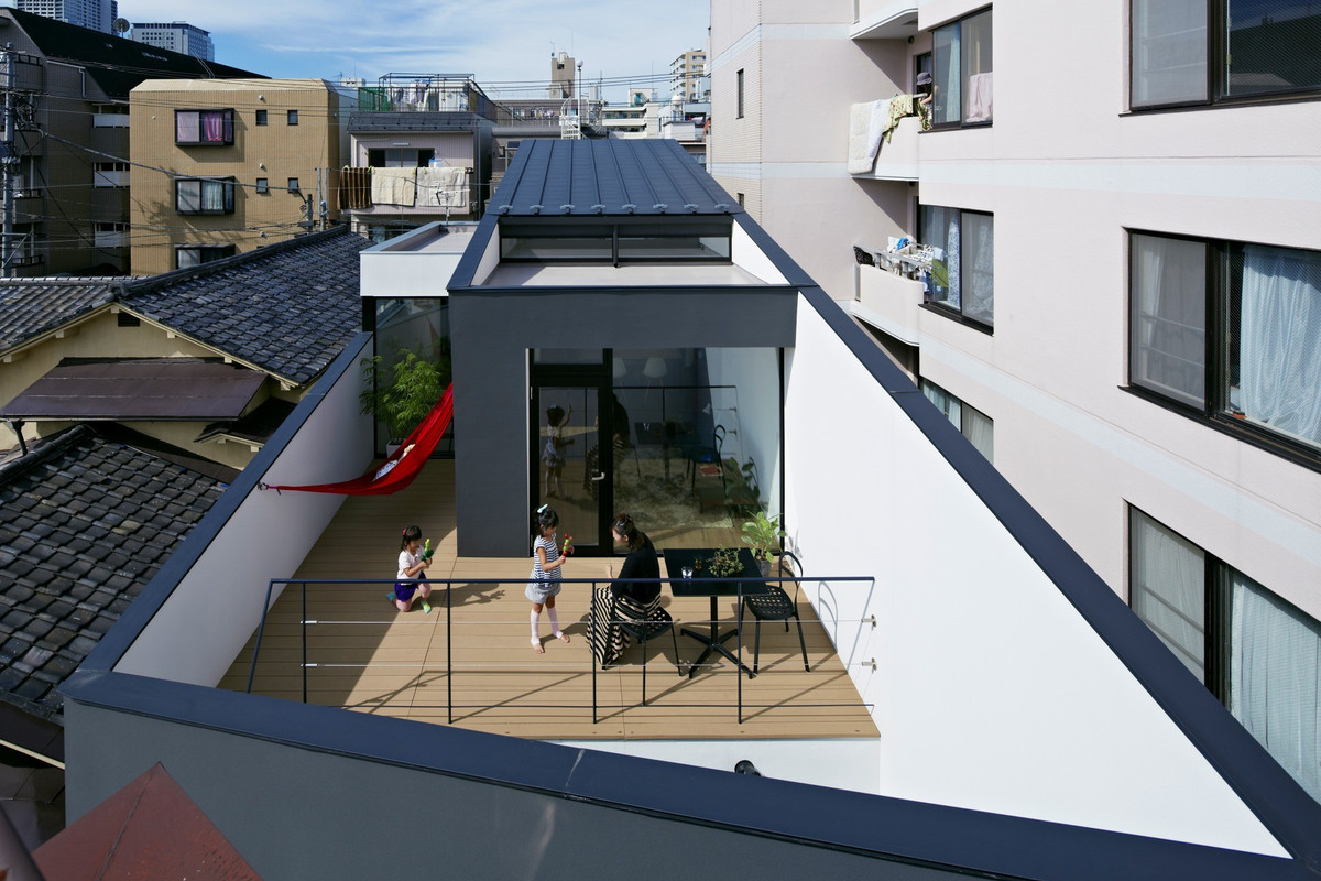 Để giải quyết vấn đề này, kiến trúc sư chọn phương án mở ra khoảng sân thượng cùng sân trong nhà lấy sáng trực tiếp theo phương thẳng đứng.