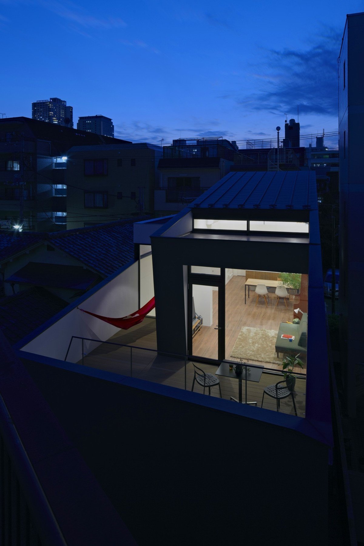 Vì vậy, căn nhà bị thiếu ánh sáng trầm trọng.