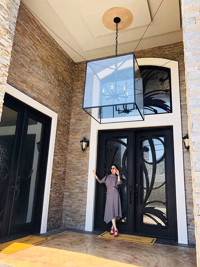 Mặt tiền ngôi nhà khá rộng và thiết kế sang trọng.