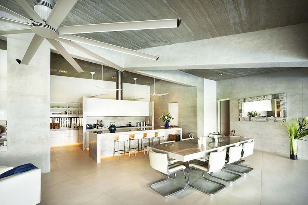 Khu vực bếp nấu và bàn ăn liền nhau.