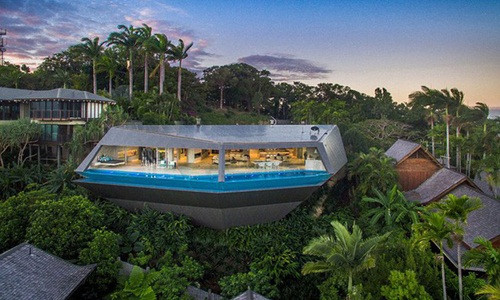 Được thiết kế bởi kiến trúc sư nổi tiếng Charles Wright, ngôi biệt thự hiện đại (ở Port Douglas, QueenSland, Australia) từng đạt giải thưởng kiến trúc của năm khu vực bắc QueenSland.