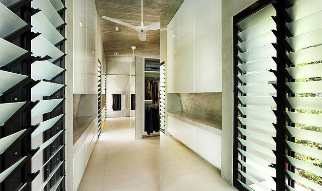 Cửa kính đón gió mát từ biển vào nhà.