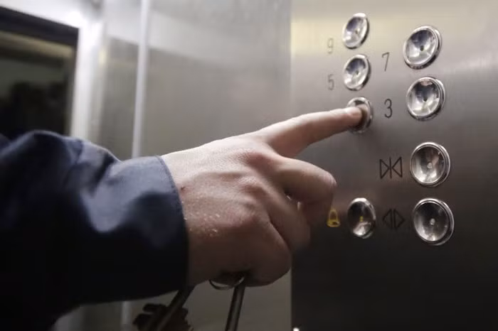 Vuong tai nghe, mot phu nu gap nan bi tham trong thang may