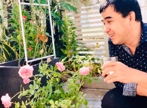 MC Quyền Linh cũng dành thời gian chăm sóc cho vườn hồng. Ảnh: Helino.