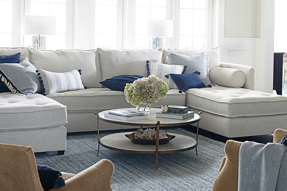 Sofa được xem là điểm nhấn của phòng khách. Do đó, việc lựa chọn sofa không hợp lí về kích thước, chất liệu, màu sắc sẽ làm căn phòng trở nên rất rạc.