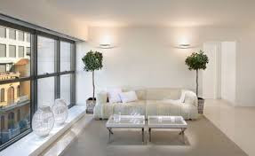 Phòng khách nên được trang trí bằng những cây to thay vì những cây bé xíu. Cây to giúp lọc nhiều CO2 hơn, tránh gây cảm giác ngột ngạt khi đông người.