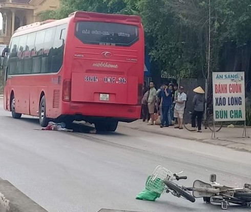 Cu ong 80 tuoi di xe dap dien bi xe khach keo le tu vong