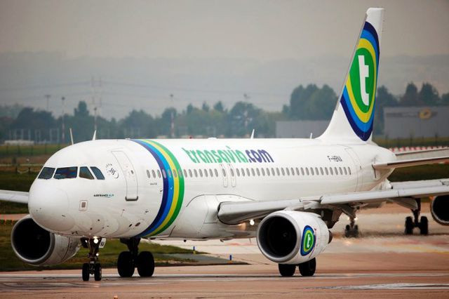 Thực tế, trên thế giới từng có không ít chuyến bay phải hạ cánh khẩn cấp vì lý do chẳng ai ngờ. Năm 2018, một chiếc máy bay chở khách của hãng hàng không giá rẻ Transavia Airlines (Hà Lan) bay từ Dubai tới Amsterdam buộc phải chuyển hướng và hạ cánh khẩn cấp xuống sân bay quốc tế ở Vienna, Áo, sau trận khẩu chiến giữa các hành khách bùng phát ngay giữa không trung.