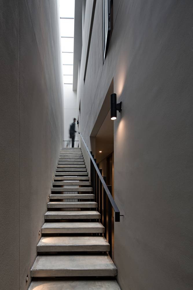 Một khoảng diện tích ở cuối nhà phố được sử dụng để làm giếng trời kết hợp hành lang với mục đích đối lưu không khí.