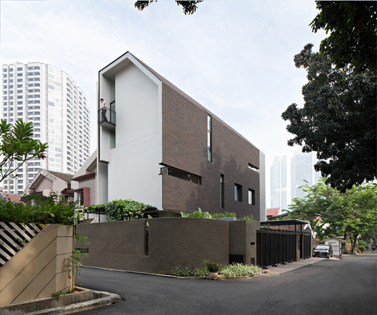 Thêm vào đó, hệ thống cửa sổ được bố trí ngẫu nhiên với những hình dạng khác nhau vừa đảm bảo yếu tố thẩm mỹ vừa ngăn cản bớt lượng nắng nóng chiếu vào bên trong.