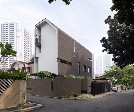 Thêm vào đó, hệ thống cửa sổ được bố trí ngẫu nhiên với những hình dạng khác nhau vừa đảm bảo yếu tố thẩm mỹ vừa ngăn cản bớt lượng nắng nóng chiếu vào bên trong.