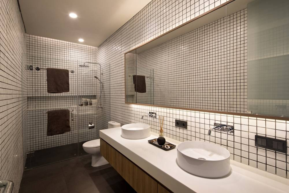 Một tấm gương lớn giúp "ăn gian" diện tích phòng tắm.